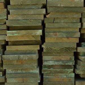 Tablas de pino tratadas apiladas de Madera Mac