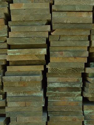 Tablas de pino tratadas apiladas de Madera Mac