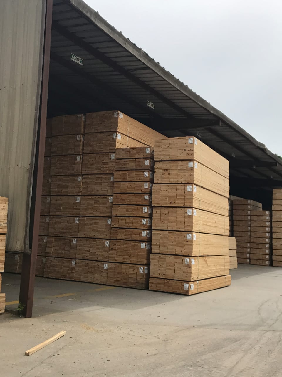 Almacenamiento de madera tratada en las instalaciones de Madera Mac