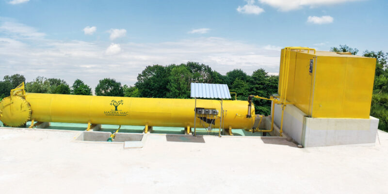 Procesador de madera de Madera Mac en acción, optimizando el tratamiento de madera